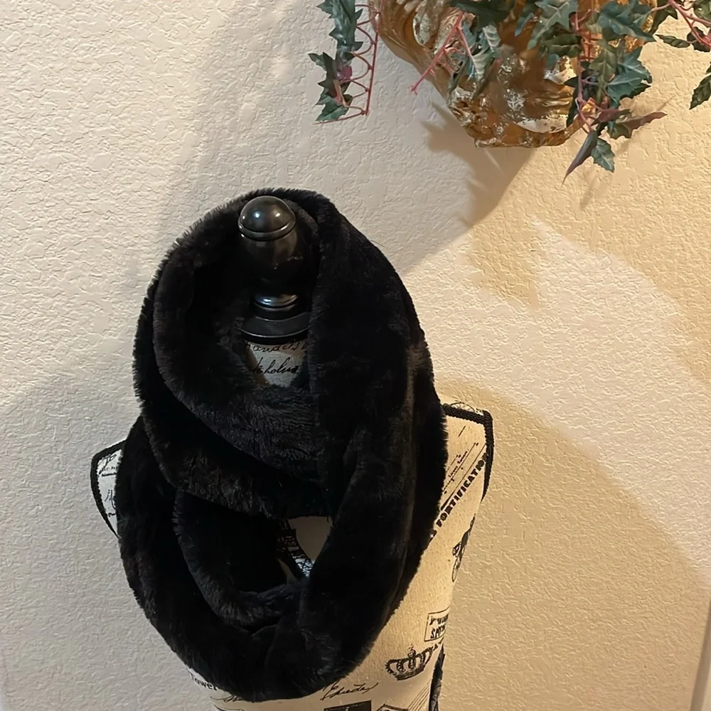Elegant~ Chic Black Faux Fur Infinity Scarf NWOT Size: 30 inches Long WEST LOOP